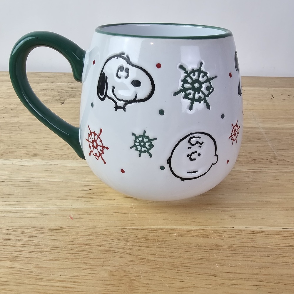 Peanuts Snoopy Charlie Brown Lucy Snowflakes Green White Stoneware Christmas Mug